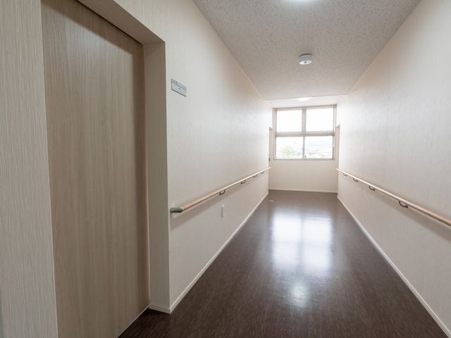 手すり付きの廊下 廊下 広々とした明るい廊下は、手すりが設置されており、安心して歩行ができます。