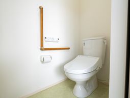 手すり付きのトイレ