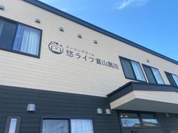 明るい建物の外観