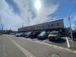 青空の下の駐車場