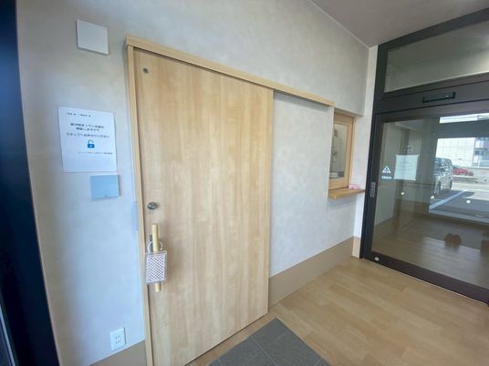 木の扉とエントランス