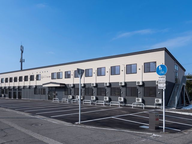 広々とした外観 外観 シンプルで機能的なフォルムが魅力の建物です。大きな窓からは外の景色を楽しむことができます。