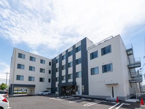 広い駐車場の建物外観
