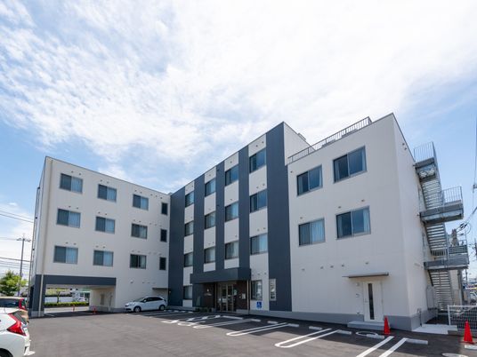 広い駐車場の建物外観