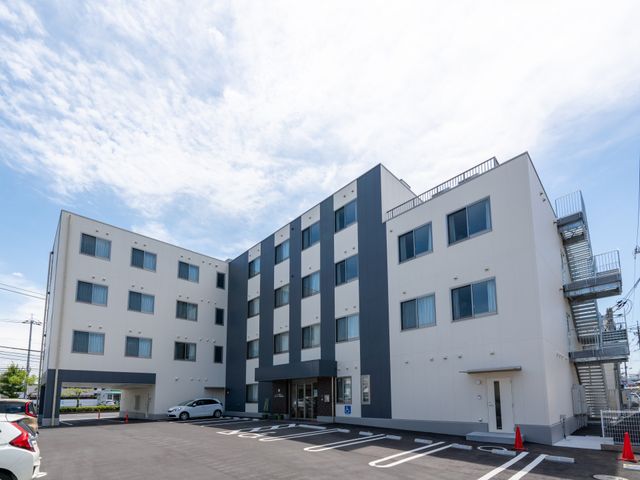 広い駐車場の建物外観 外観 清潔感のある建物と広い駐車スペースが魅力です。スタッフの車通勤にも便利な環境になります。