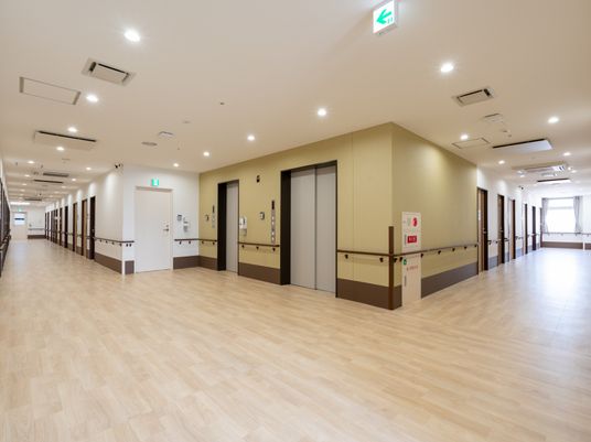 明るい広い廊下