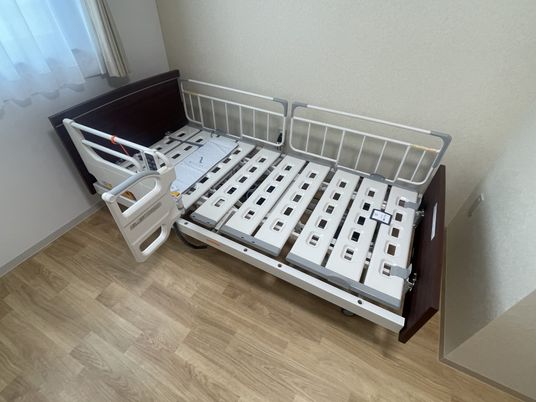 機能的なベッドの居室  
