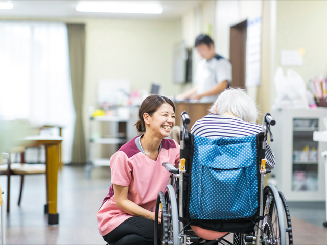 スタッフイメージ 訪問看護イメージ 優しそうなスタッフが微笑んでいます。この職場での働きやすい環境を感じ取れます。