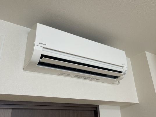 壁に取り付けられたエアコン