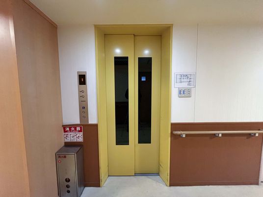 エレベーターの入口