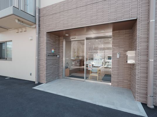 施設の玄関