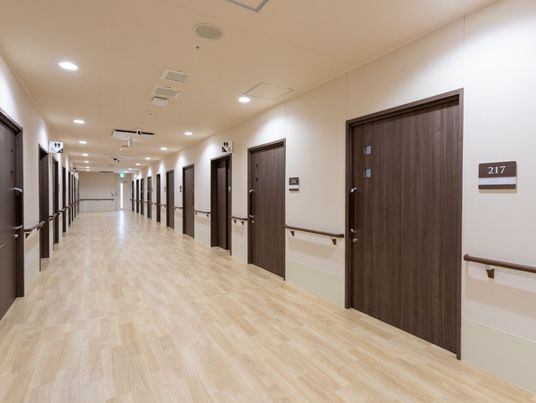 ドアが並ぶ明るい廊下