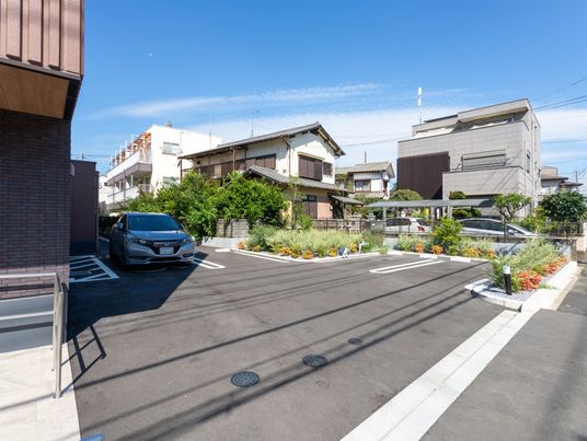 車が駐車されているエントランス