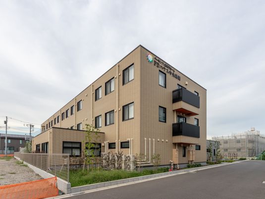現代的な外観の建物