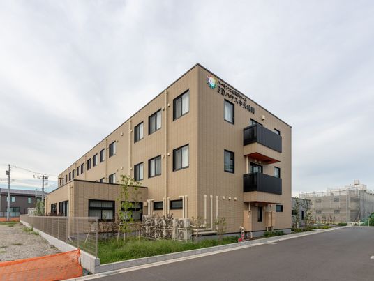 現代的な外観の建物