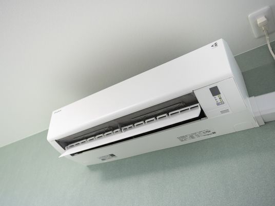 白い壁のエアコン