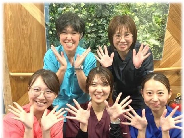 笑顔のスタッフ5人が並ぶロビー ロビー   笑顔のスタッフがそろって手を振っており、あたたかな雰囲気が伝わります。利用者さまを迎える場面をイメージしやすいロビーです。