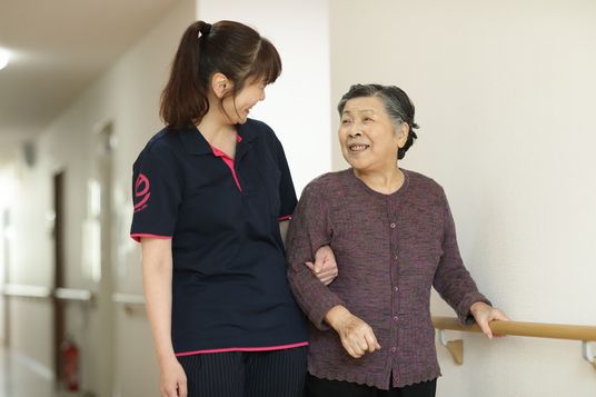 笑顔の介助の様子 廊下
