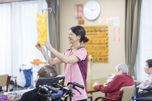 談笑するスタッフの様子