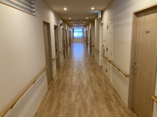 両側に手すりのある廊下