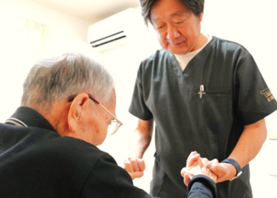 介護従業者と利用者が歩く廊下