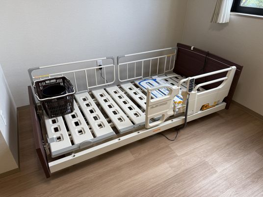 電動ベッドのある居室