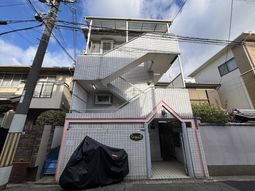 白いタイルの外観