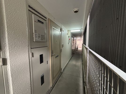 照明のある廊下