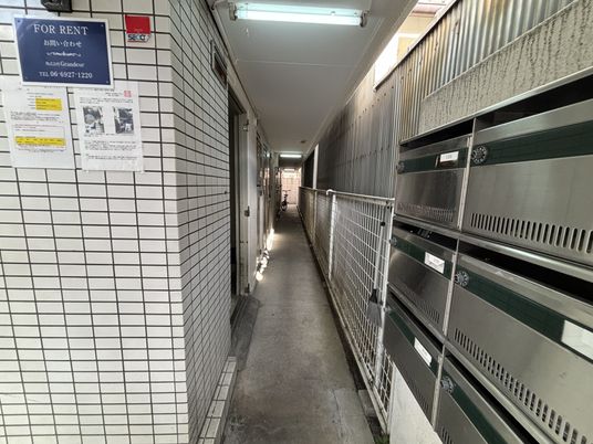 広い通路の廊下