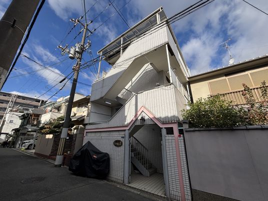 白い建物の外観