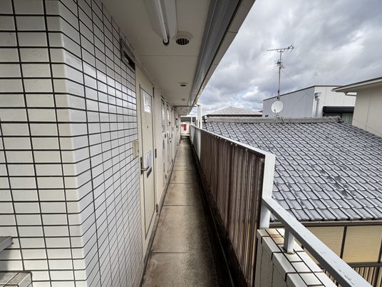 外の長い廊下