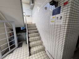 案内掲示のある階段