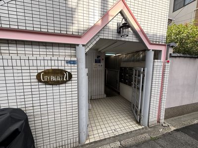門のあるエントランス