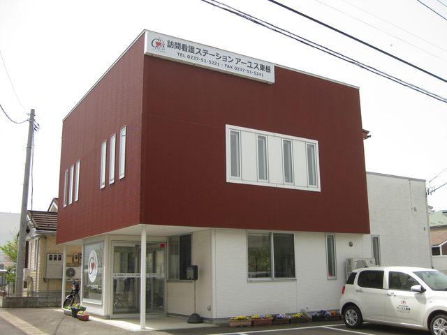 訪問看護ステーション外観 外観   赤茶色の外壁が印象的な建物です。入口前には車が停められ、出入りしやすい雰囲気が伝わります。