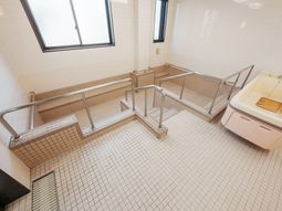 手すり付き浴場
