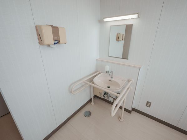 手すり付きの洗面台