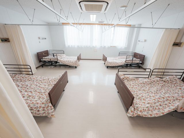 自然光が差し込む居室 居室 明るい居室は自然光がたっぷりと入り、快適な環境を提供します。ベッドの配置もゆとりがあります。