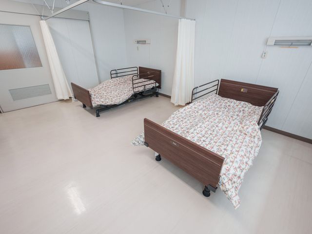 明るい居室環境 居室 広々とした空間で、快適な居室です。明るい照明があり、落ち着いた雰囲気になっています。