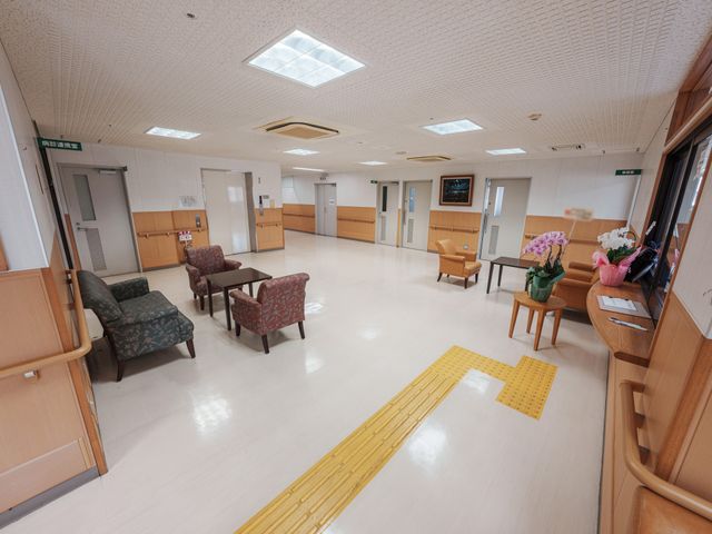 くつろぎのスペース ラウンジ 広々とした明るい空間で、利用者がリラックスして過ごせる場所です。ソファーでくつろげます。