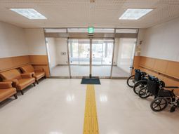 車椅子のあるエントランス