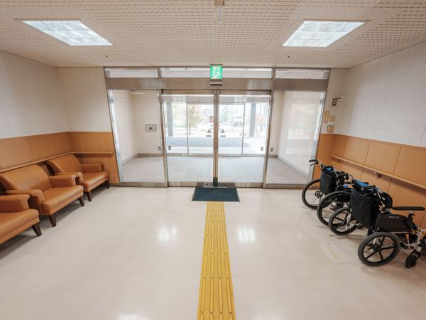 車椅子のあるエントランス