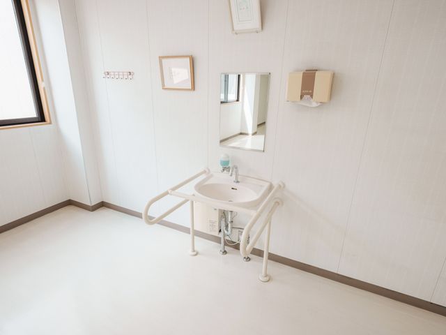 手すり付き洗面台 洗面台 手すり付きの洗面台で、介助が必要な方にも使いやすい設計になっています。明るい空間です。