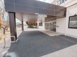 施設のエントランス