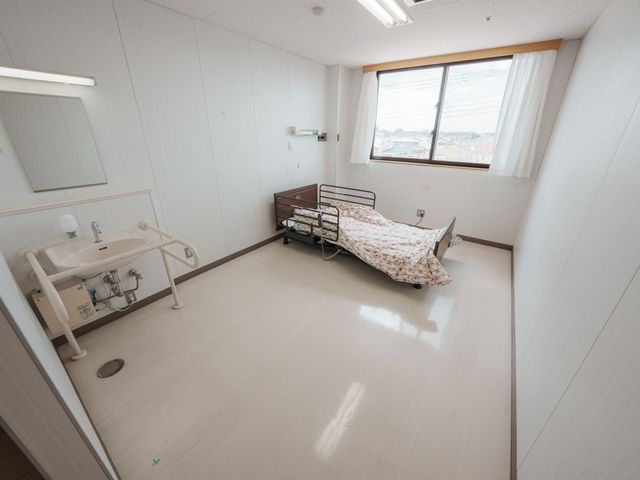 明るい個室 居室 自然光が差し込み、開放感のある居室です。ベッド周りの動線も確保されています。