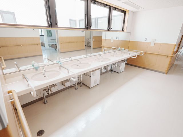 広々とした洗面台 洗面台 広々とした明るい洗面台があり、手すり付きで安全に利用できます。กลุ่มでの使用にも便利なデザインです。