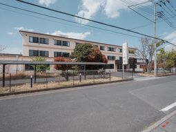 広がる施設の外観