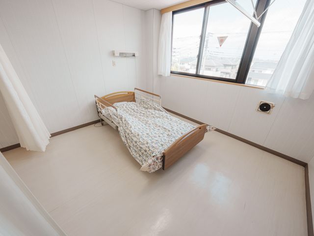 窓辺のある居室 居室 明るい自然光が差し込む居室は、利用者が快適に過ごせる穏やかな空間です。