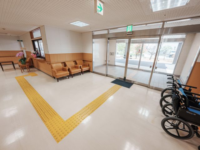 車椅子の並ぶエントランス エントランス 広々としたエントランスには、車椅子の待機スペースが整備されています。自然光がたっぷり入る明るい空間です。