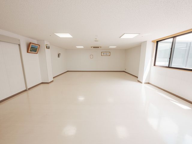 広々とした多目的室 多目的室 柔らかな自然光が心地良く入る広々とした多目的スペースです。イベントや活動にも最適な環境です。