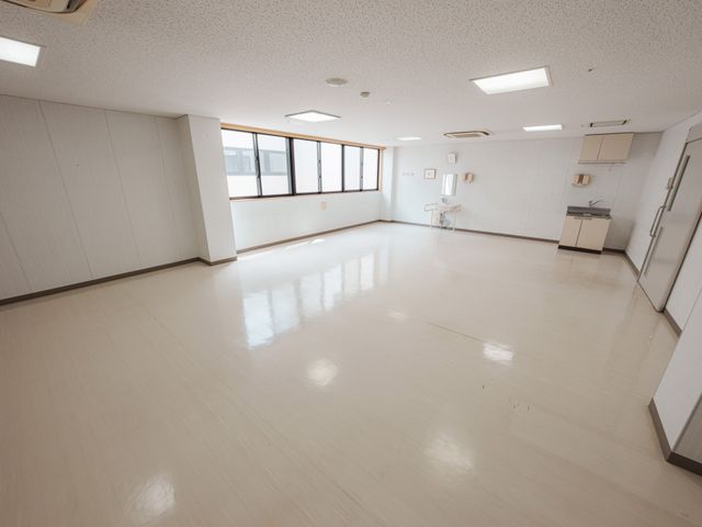 自然光の多目的室 多目的室 明るい自然光が入る広々とした空間です。壁際の椅子を利用し、自由に活動を楽しめます。
